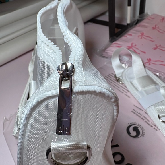 NEW 🤍🤍ALO Yoga Classic White Mini Bag - Picture 9 of 13